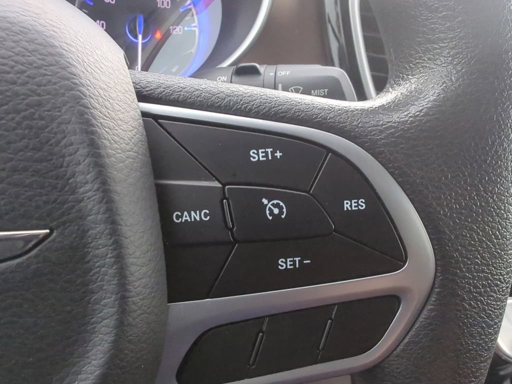 Used 2017 Chrysler Pacifica Touring Plus FWD image 33