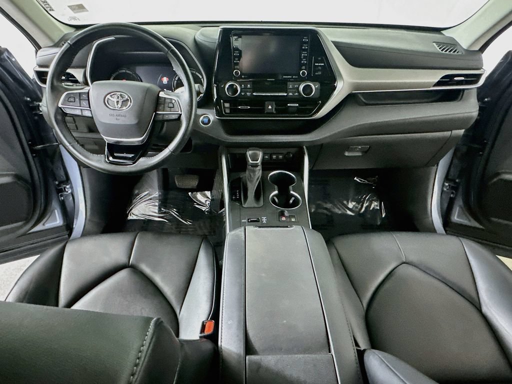 Used 2021 Toyota Highlander XLE FWD image 19