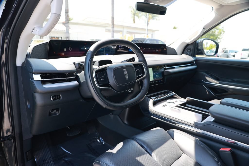 Used 2025 Lincoln Navigator Reserve AWD/4WD image 16