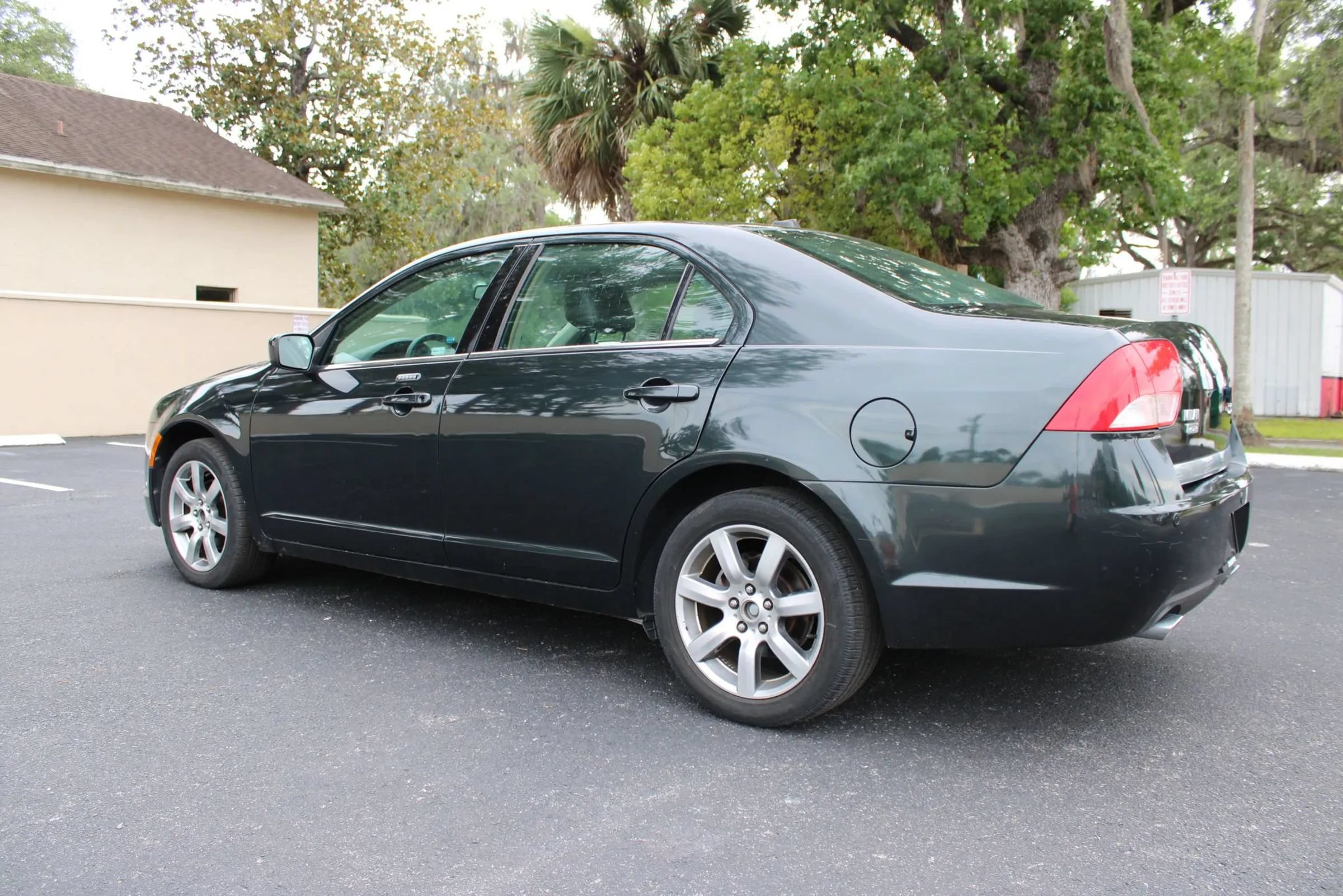 Used 2010 Mercury Milan Premier FWD image 4