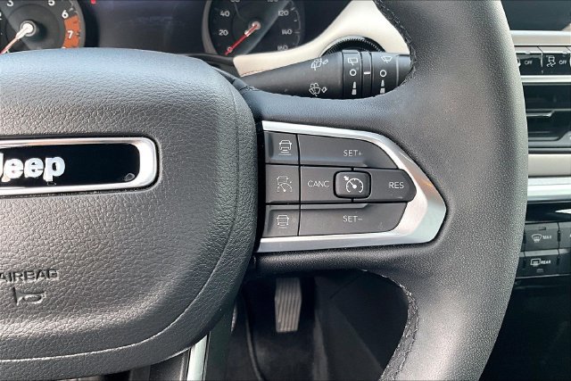 Used 2025 Jeep Compass Limited AWD/4WD image 12
