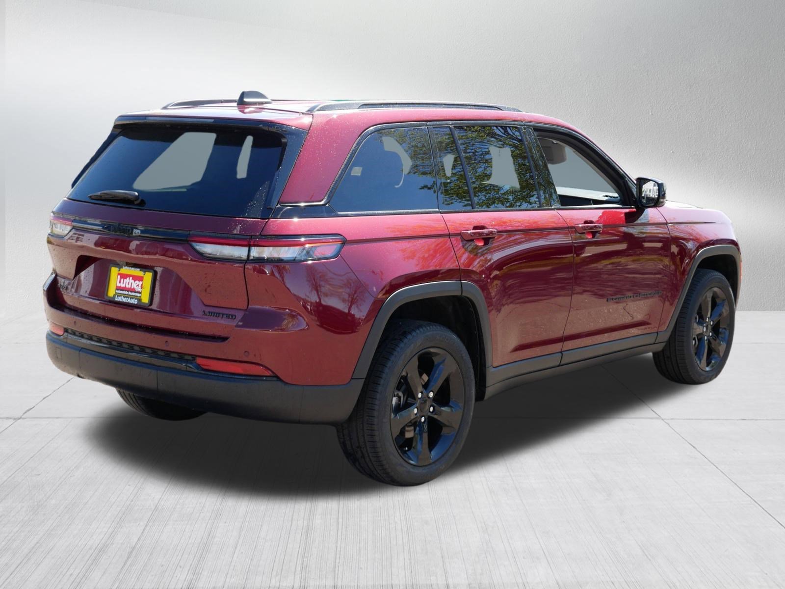 Used 2023 Jeep Grand Cherokee Limited w/ Black Appearance Package AWD/4WD image 7