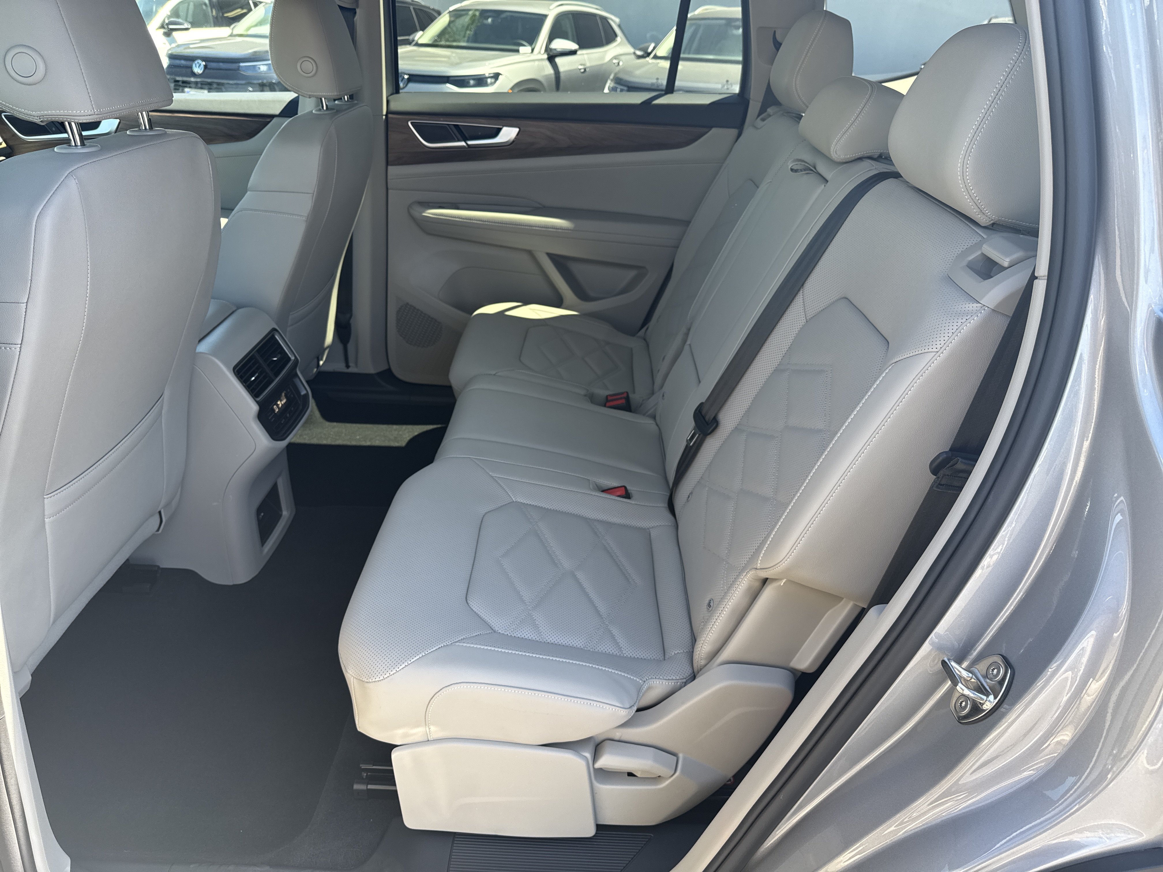 Used 2026 Volkswagen Atlas SE FWD image 31