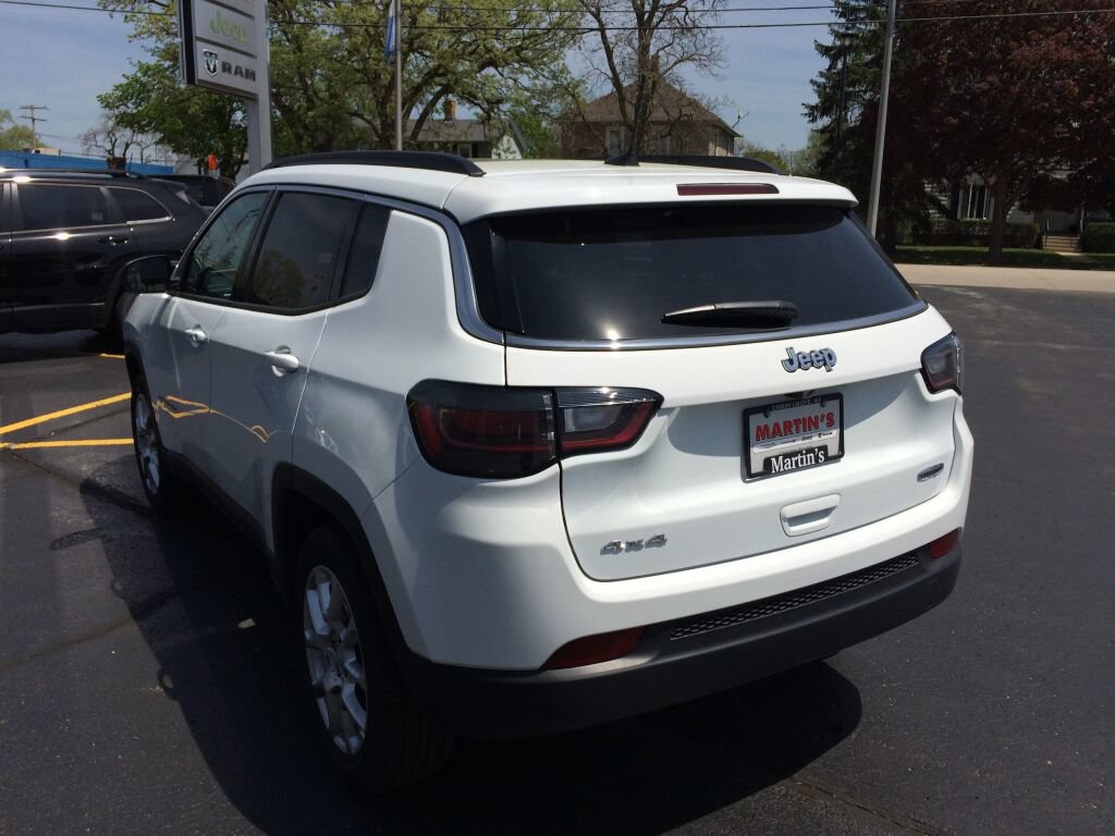 Used 2023 Jeep Compass Latitude w/ Sun and Sound Group AWD/4WD image 35