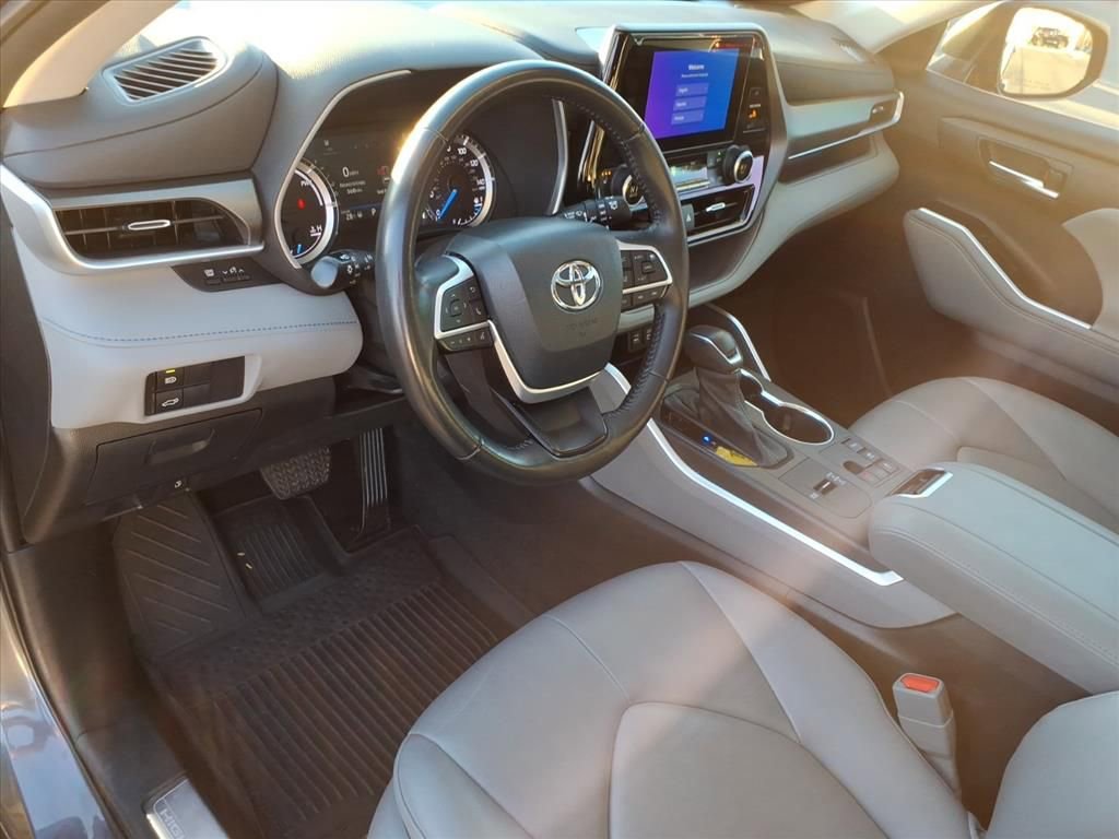 Used 2023 Toyota Highlander XLE image 6