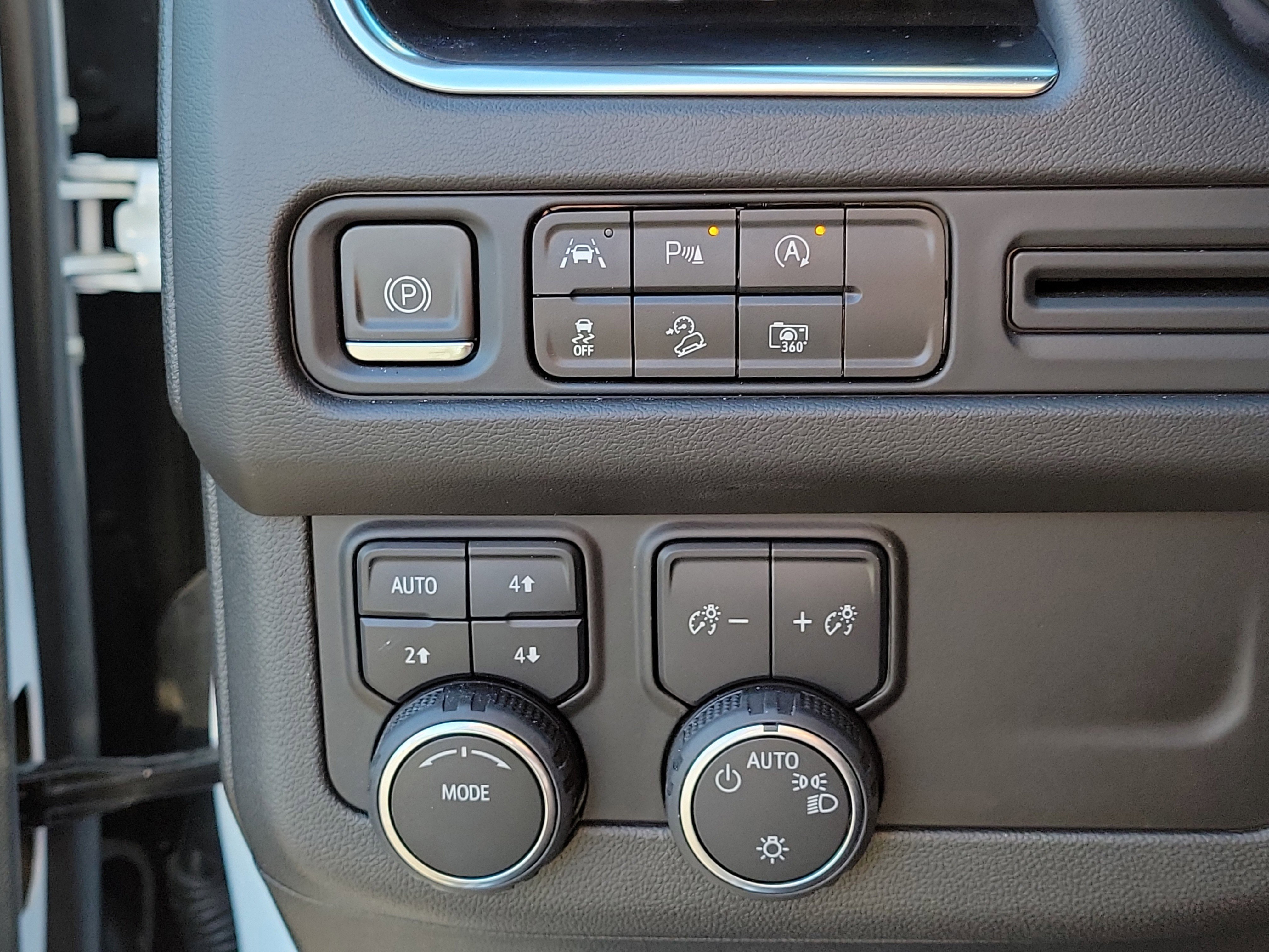 Used 2024 Chevrolet Tahoe Z71 w/ Luxury Package image 33