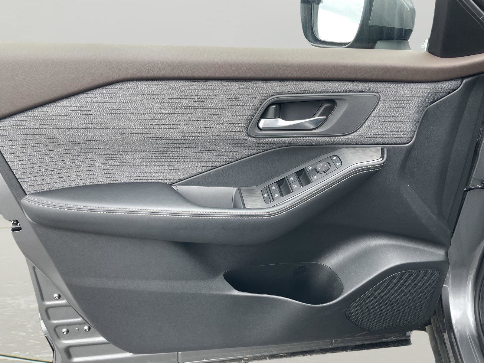 Used 2023 Nissan Rogue SV AWD/4WD image 21