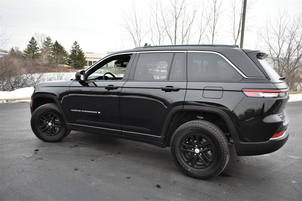 Used 2025 Jeep Grand Cherokee Laredo w/ Luxury Tech Group I image 6