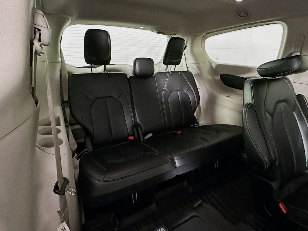 Used 2023 Chrysler Pacifica Touring-L image 34
