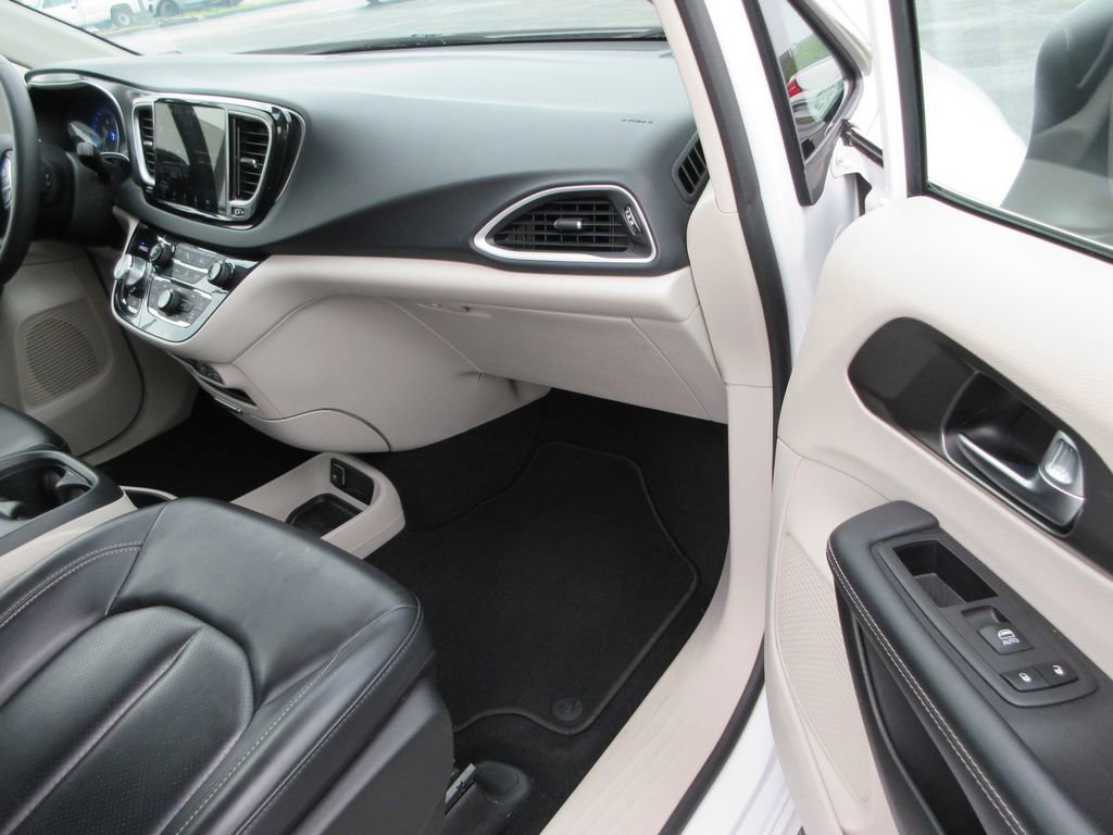 Used 2023 Chrysler Pacifica Touring-L image 18