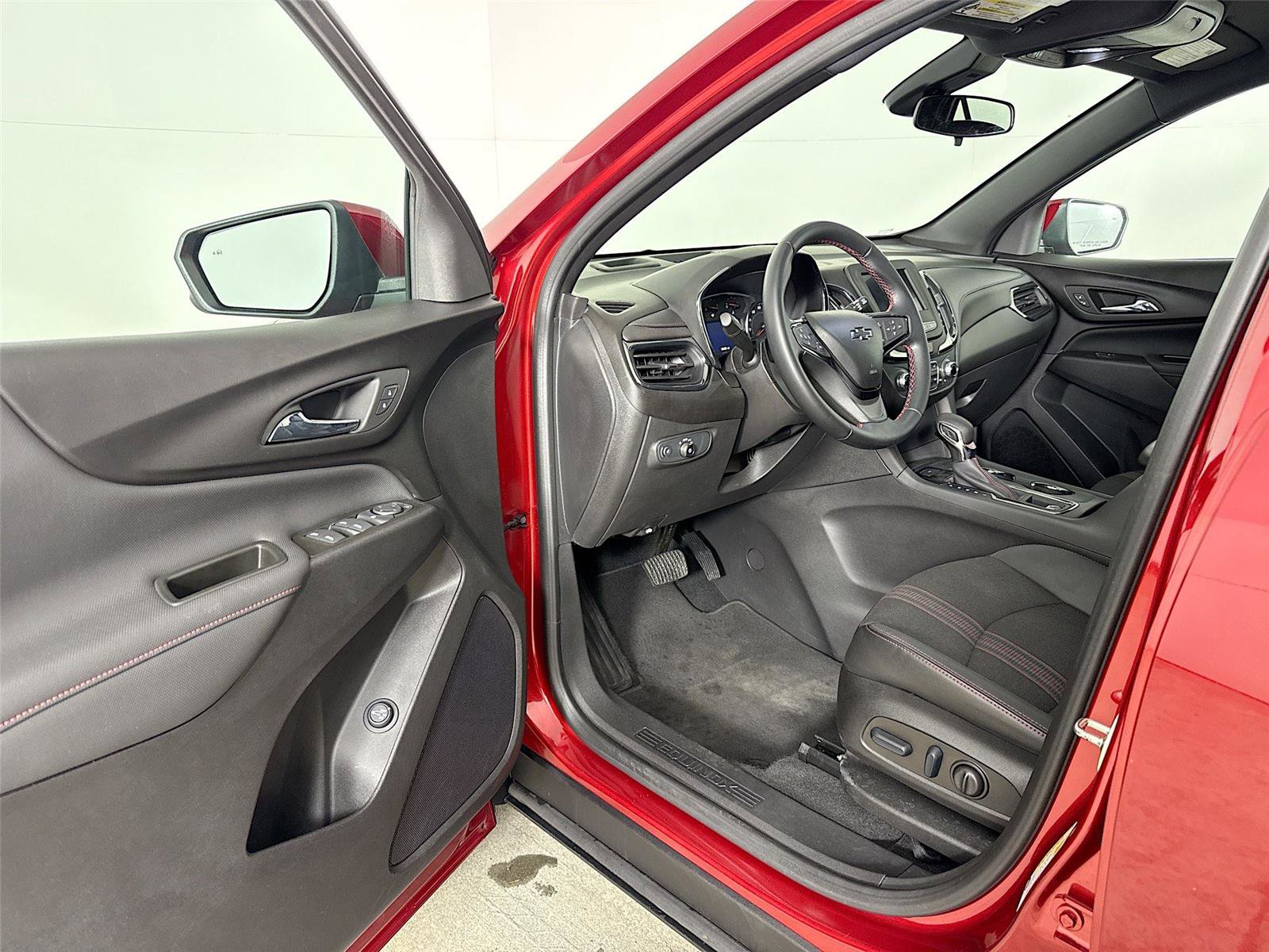 Used 2023 Chevrolet Equinox RS AWD/4WD image 3