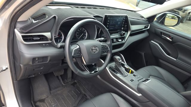 Used 2021 Toyota Highlander XLE image 12