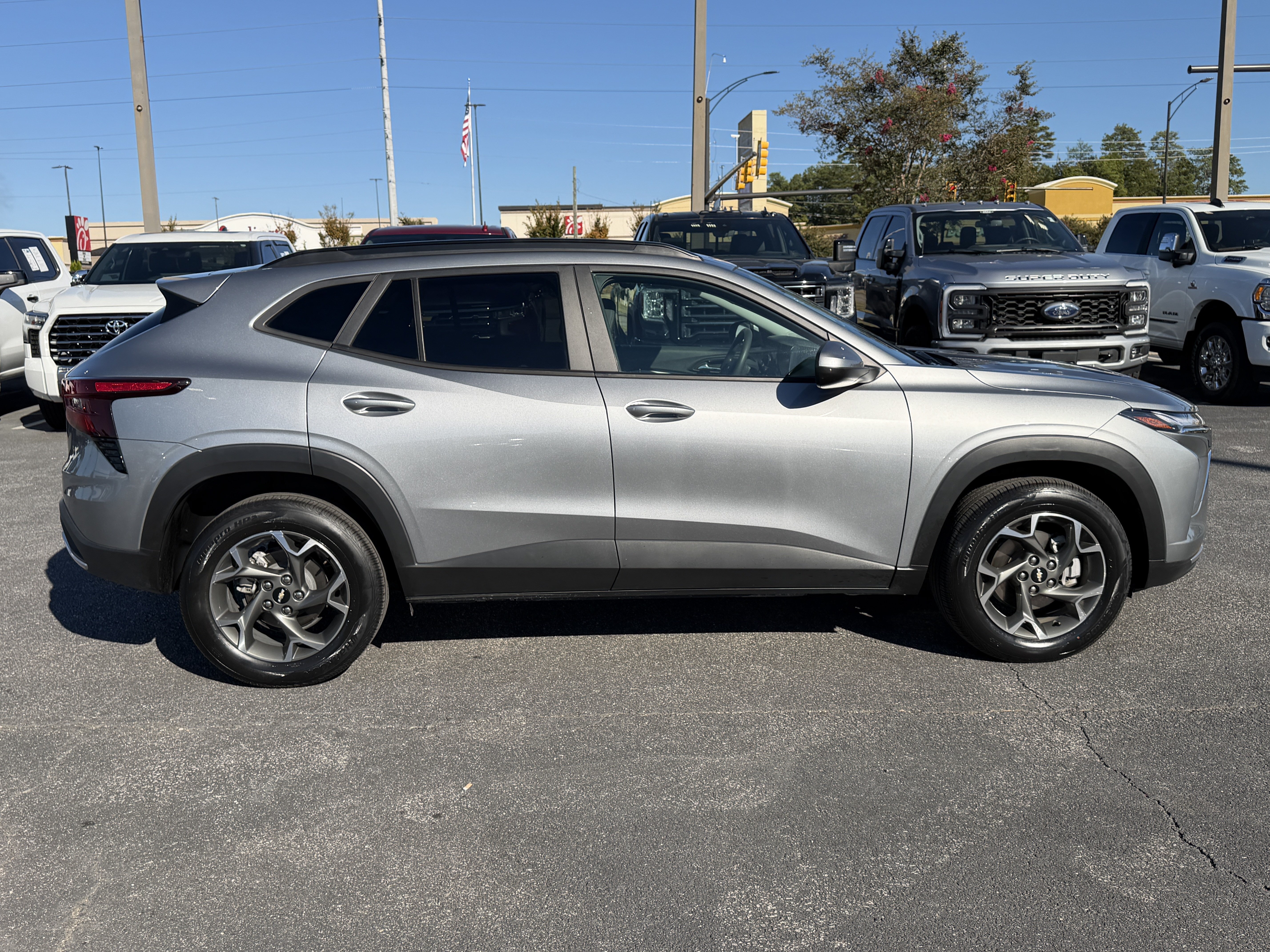 Used 2024 Chevrolet Trax LT FWD image 11