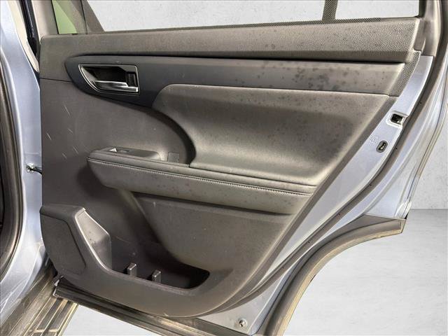 Used 2022 Toyota Highlander XLE FWD image 17