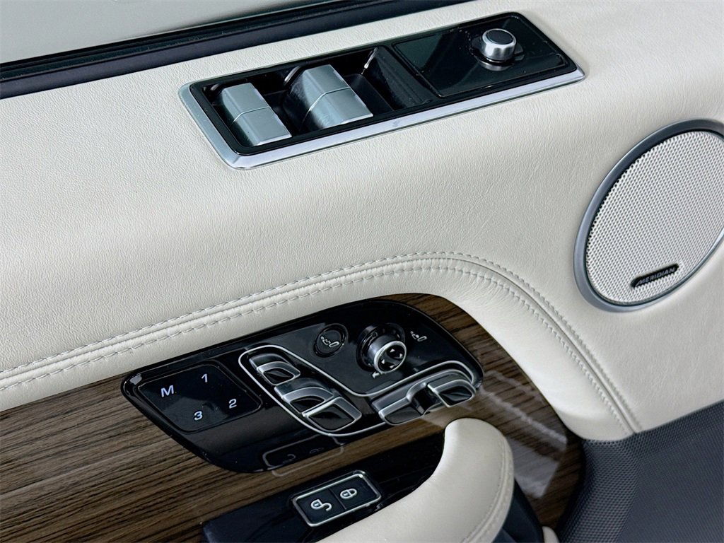 Used 2018 Land Rover Range Rover Autobiography image 16