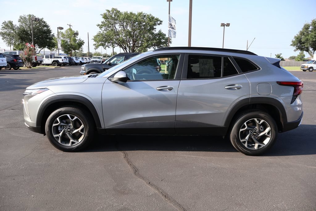 Used 2025 Chevrolet Trax LT w/ LT Convenience Package FWD image 2