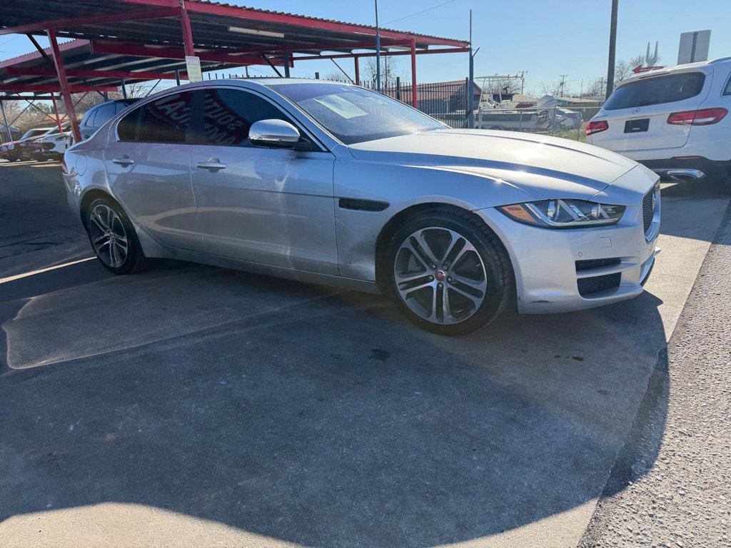 Used 2017 Jaguar XE Premium image 11