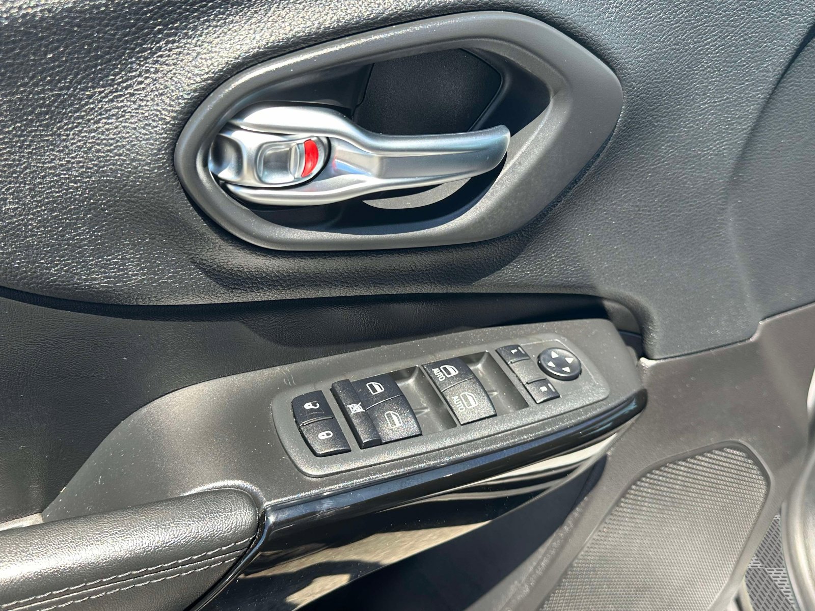 Used 2020 Jeep Cherokee Latitude Plus AWD/4WD image 17