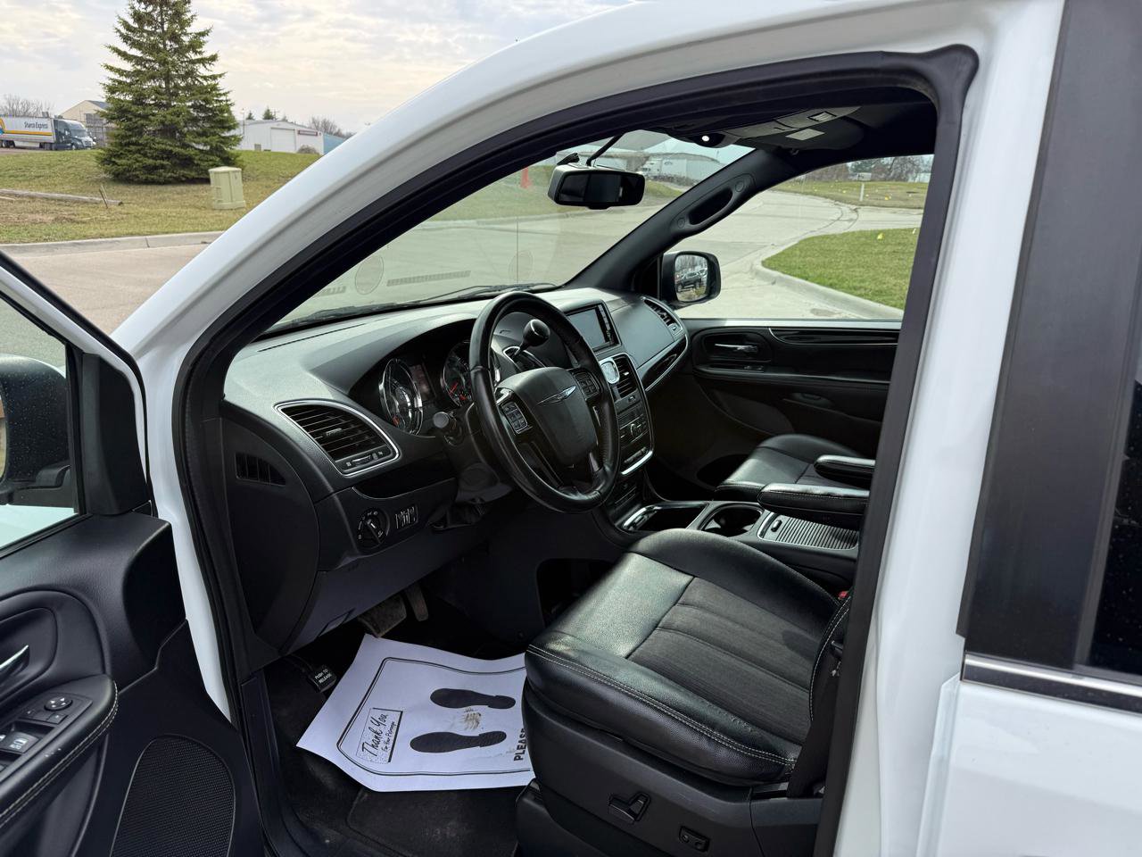 Used 2014 Chrysler Town & Country S FWD image 11