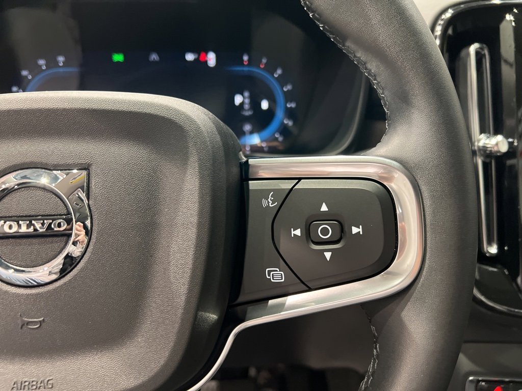 Used 2025 Volvo XC40 B5 Core image 20