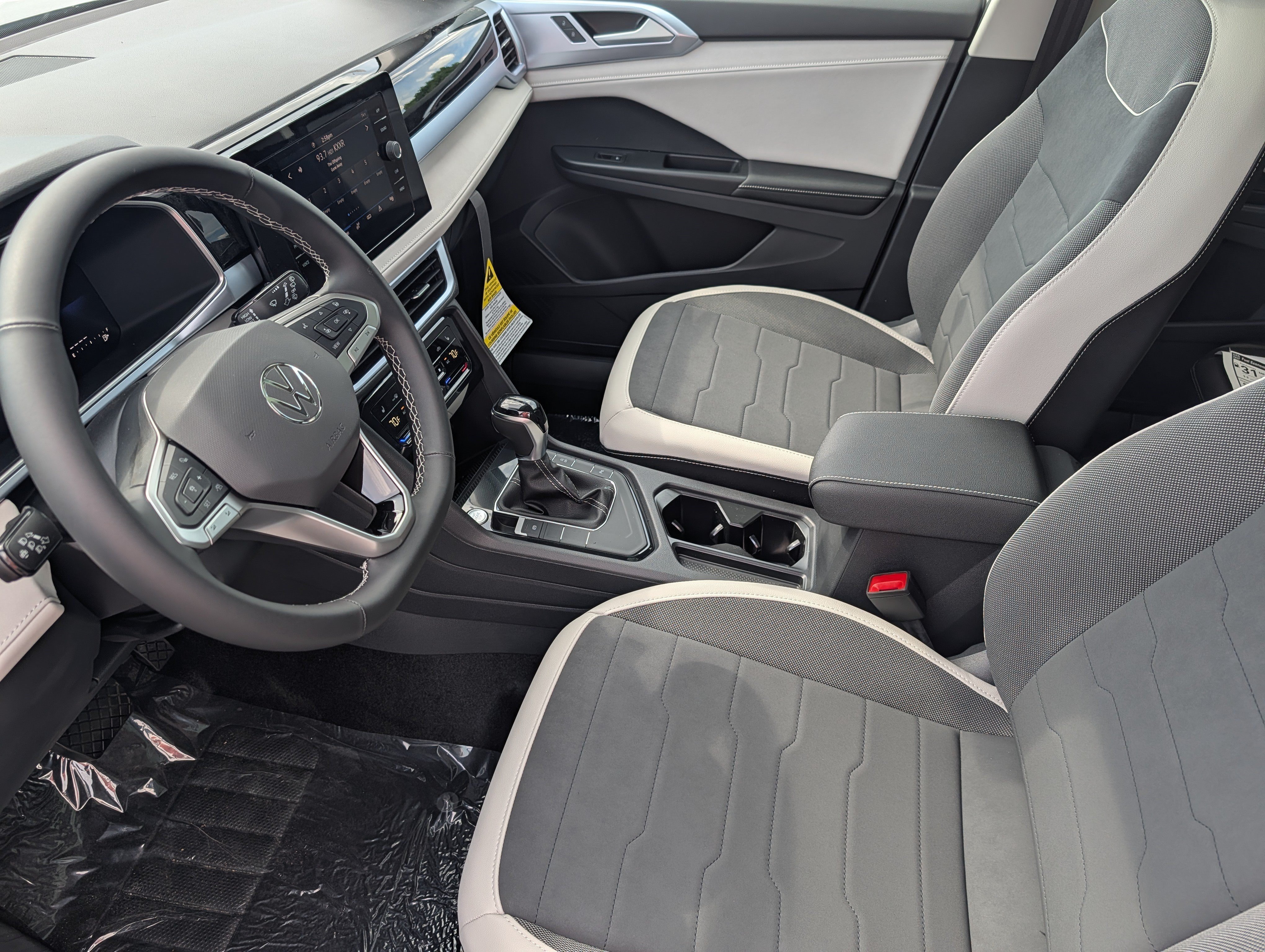 New 2026 Volkswagen Taos SE FWD image 4