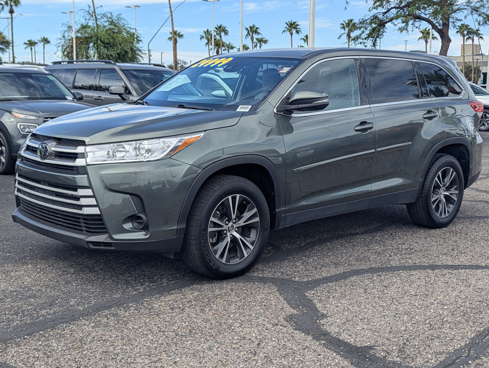 Used 2019 Toyota Highlander LE w/ Carpet Mat Package (TMS) FWD image 5