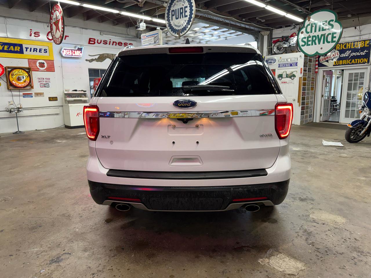 Used 2018 Ford Explorer XLT image 4