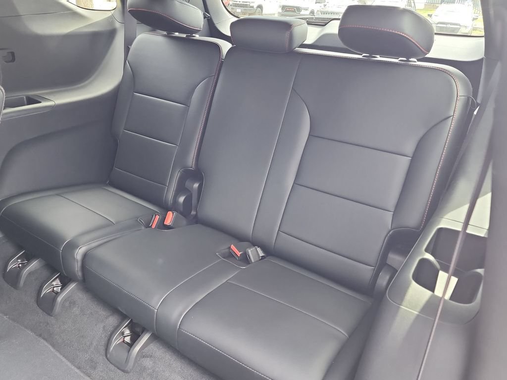 Used 2025 Chevrolet Traverse LT FWD image 23