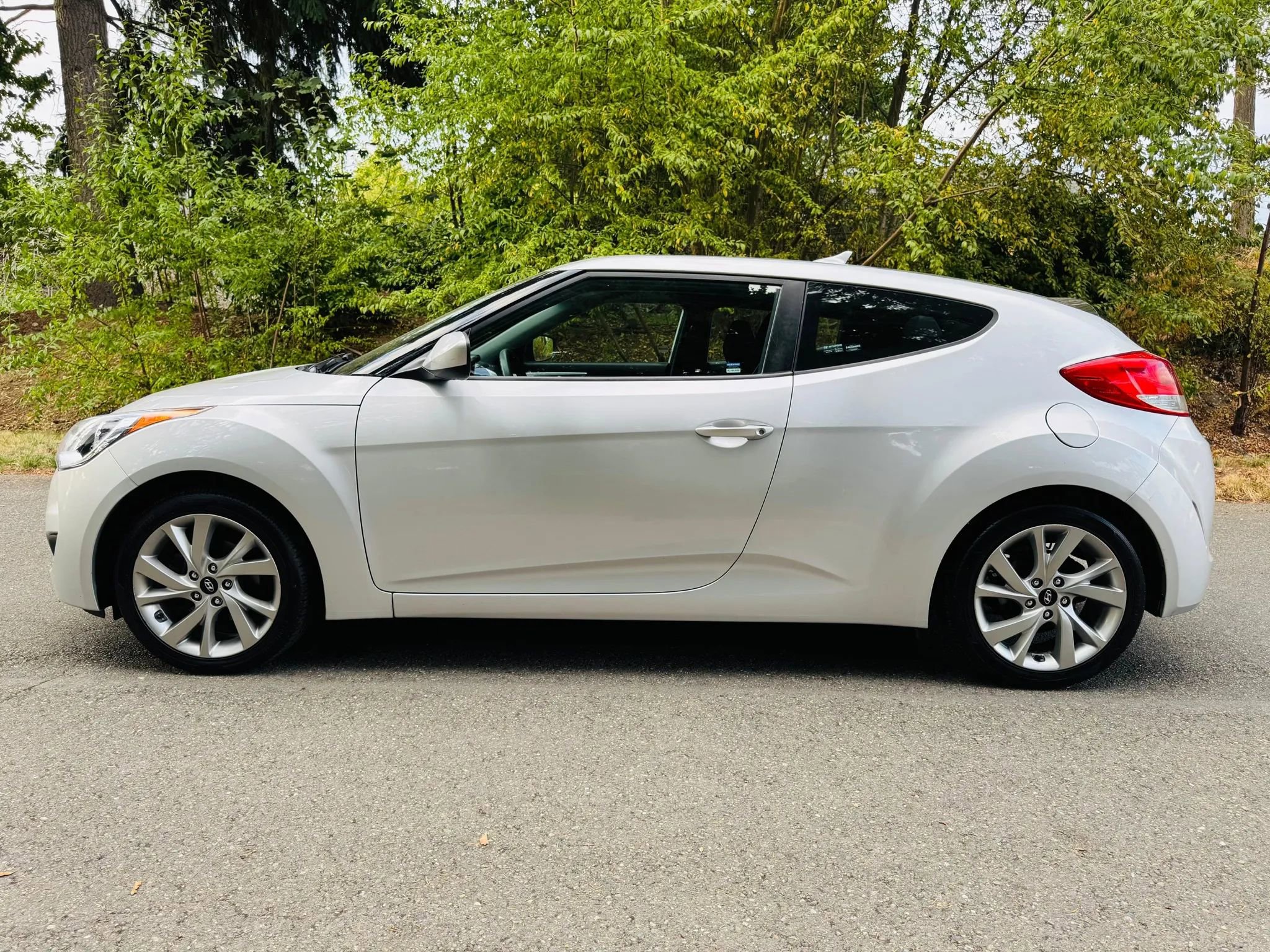 Used 2016 Hyundai Veloster image 2