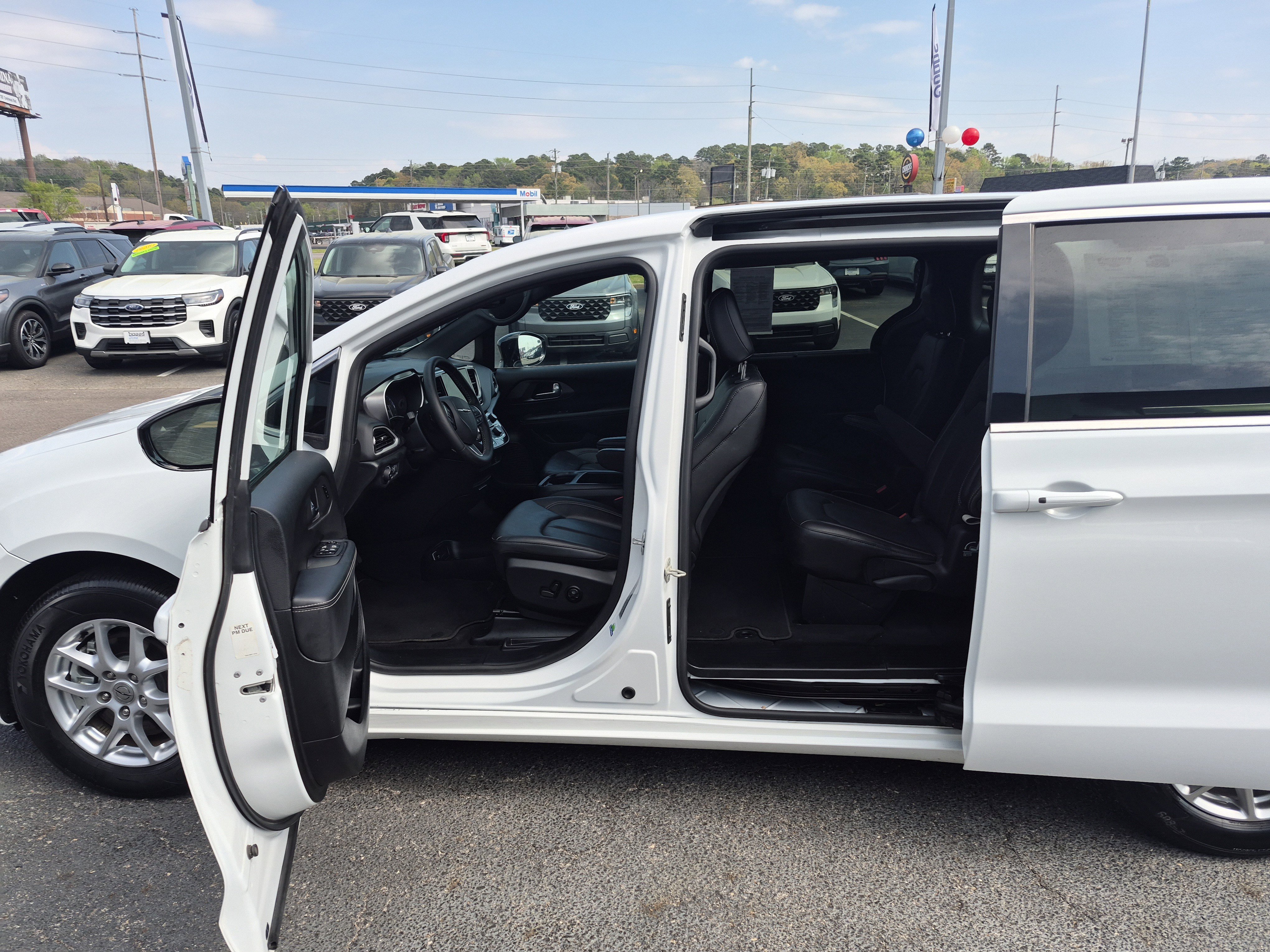 Used 2026 Chrysler Pacifica Select image 13