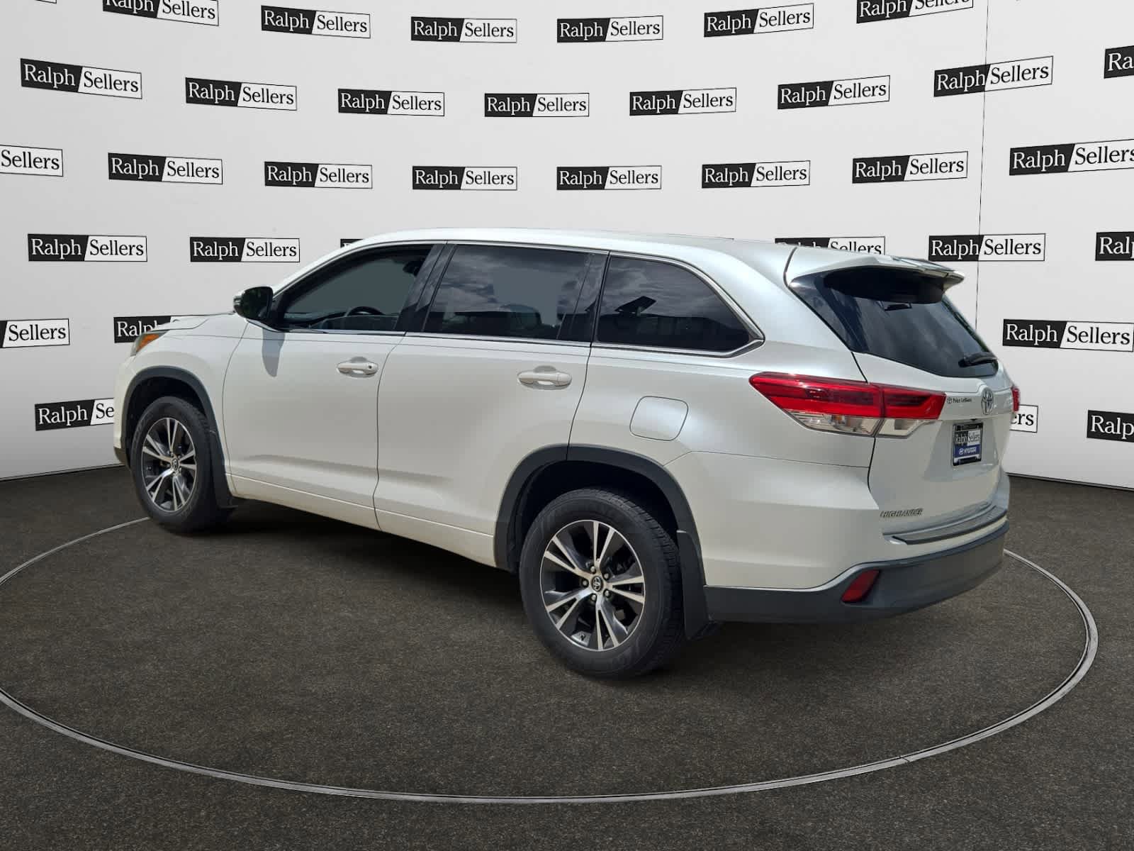 Used 2017 Toyota Highlander LE FWD image 4