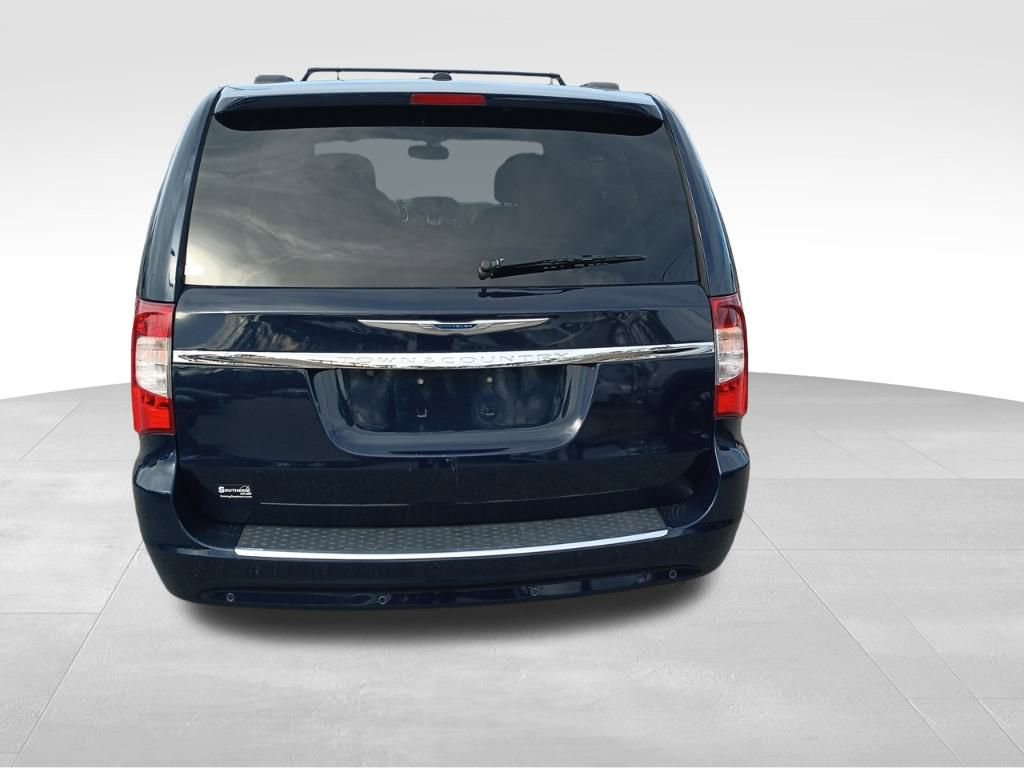 Used 2014 Chrysler Town & Country Touring-L w/ Driver Convenience Group image 4