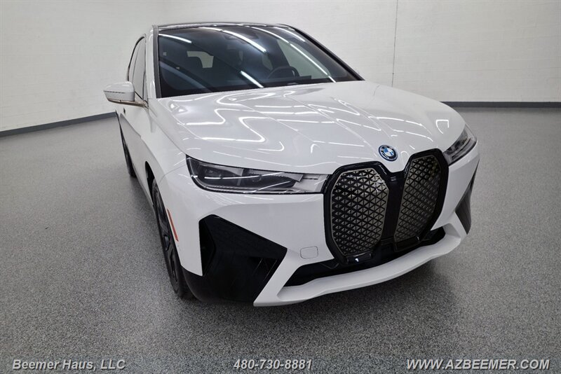 Used 2023 BMW iX xDrive50 w/ Sport Package AWD/4WD image 8