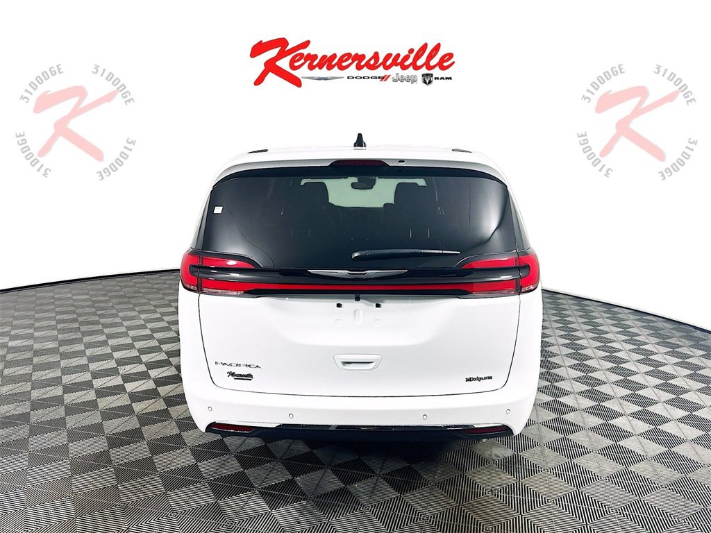 New 2026 Chrysler Pacifica Select image 6