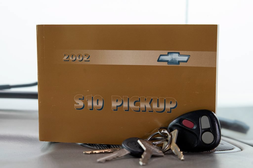 Used 2002 Chevrolet S10 Pickup LS w/ LS Preferred Equipment Group AWD/4WD image 25