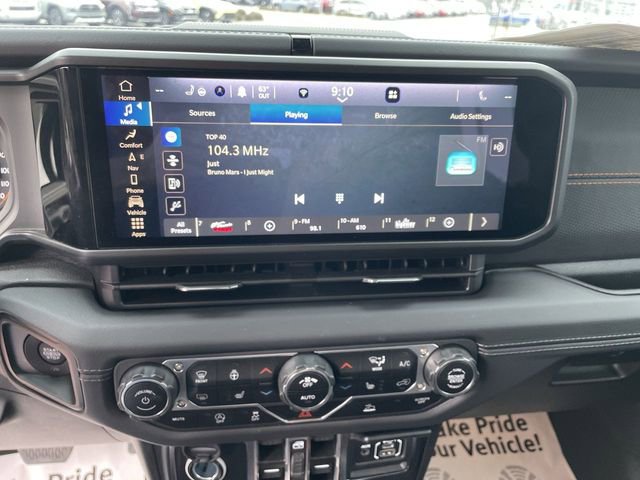 Used 2024 Jeep Gladiator Mojave w/ Technology Group AWD/4WD image 18