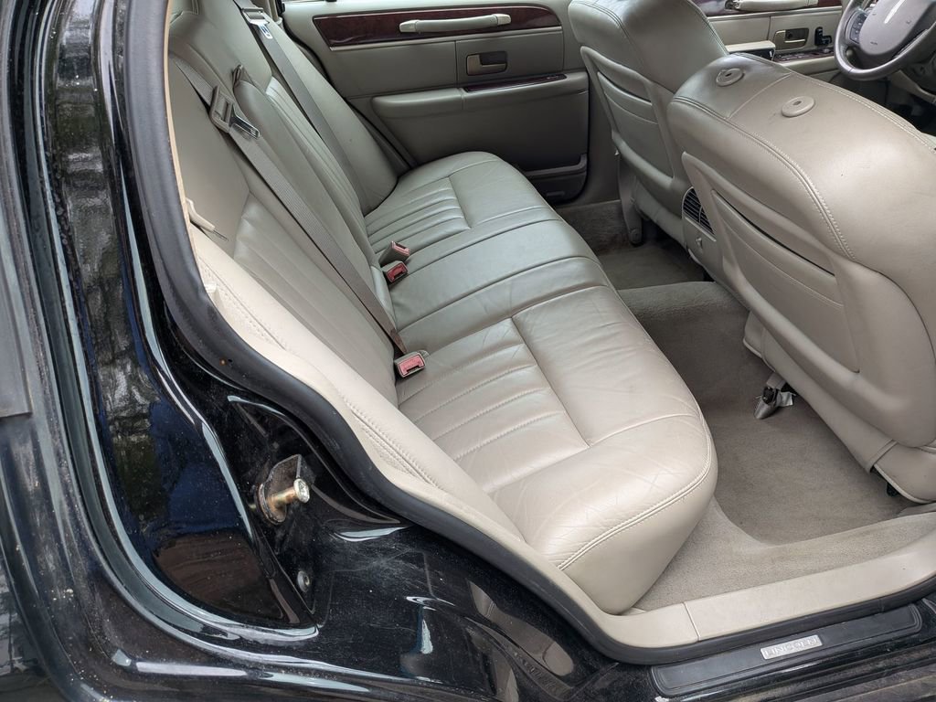 Used 2005 Lincoln Town Car Signature image 26