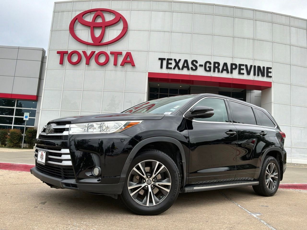 Used 2017 Toyota Highlander Plus FWD image 2