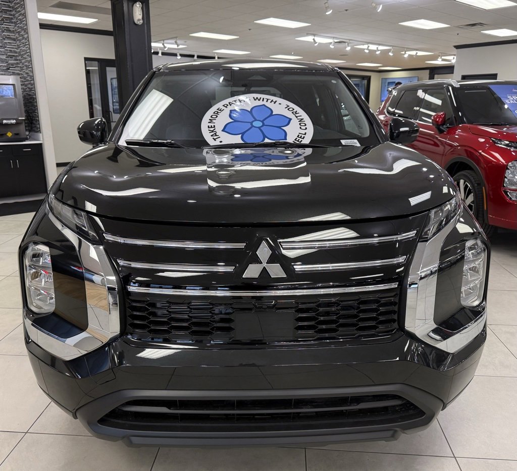 New 2026 Mitsubishi Outlander ES image 2