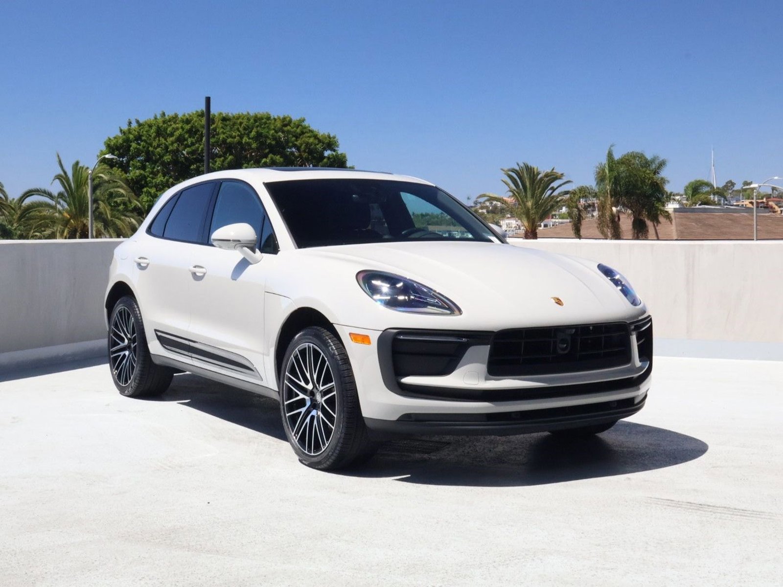 Certified 2025 Porsche Macan image 7