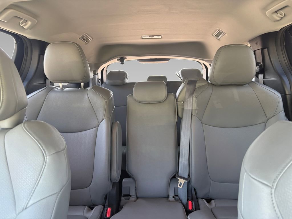 Used 2025 Toyota Sienna XLE image 2