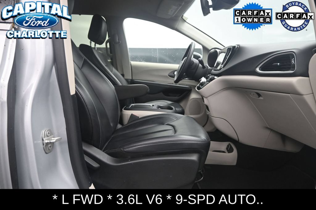 Used 2023 Chrysler Pacifica Touring-L FWD image 12