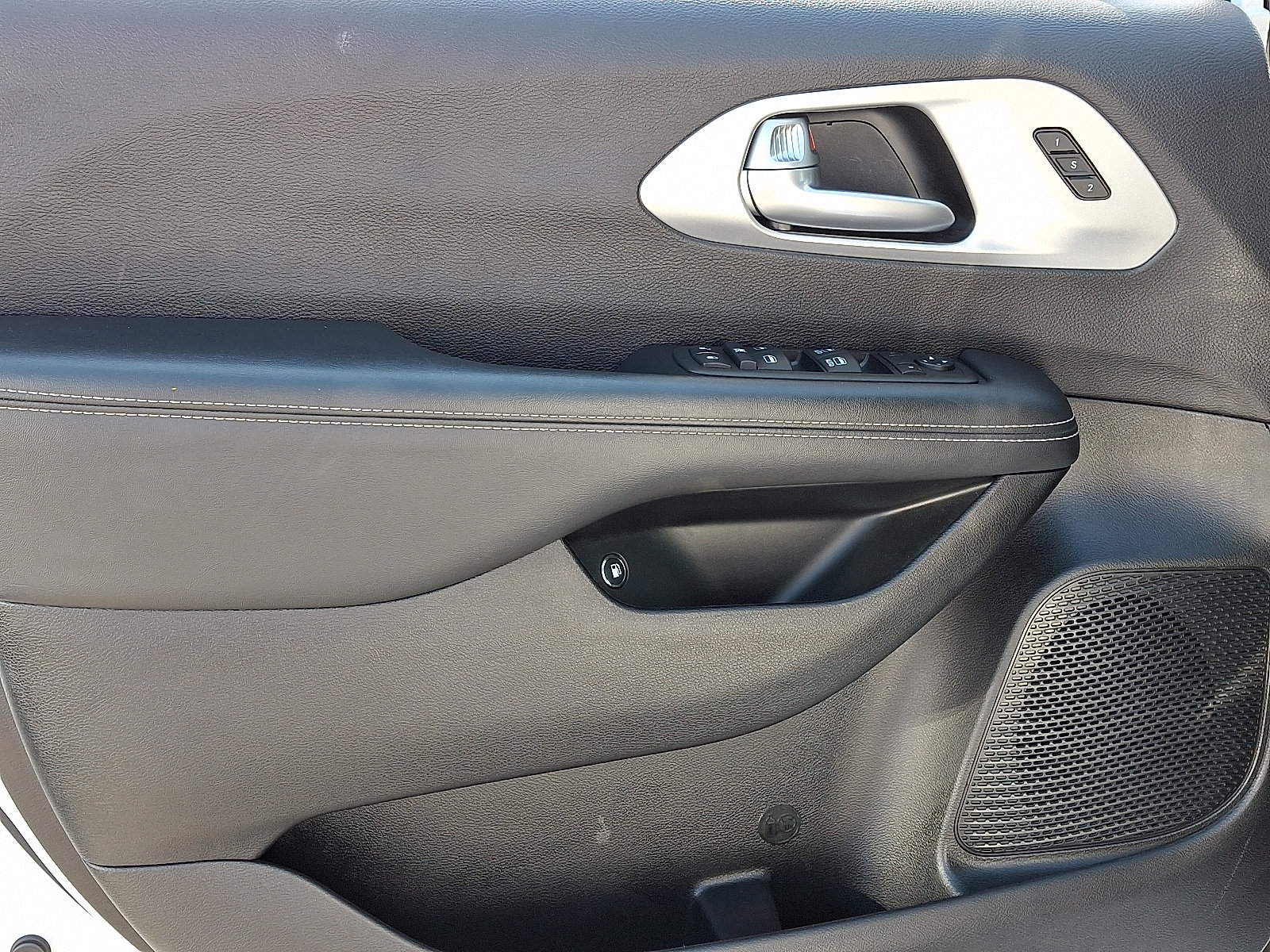 Used 2024 Chrysler Pacifica Limited FWD image 13