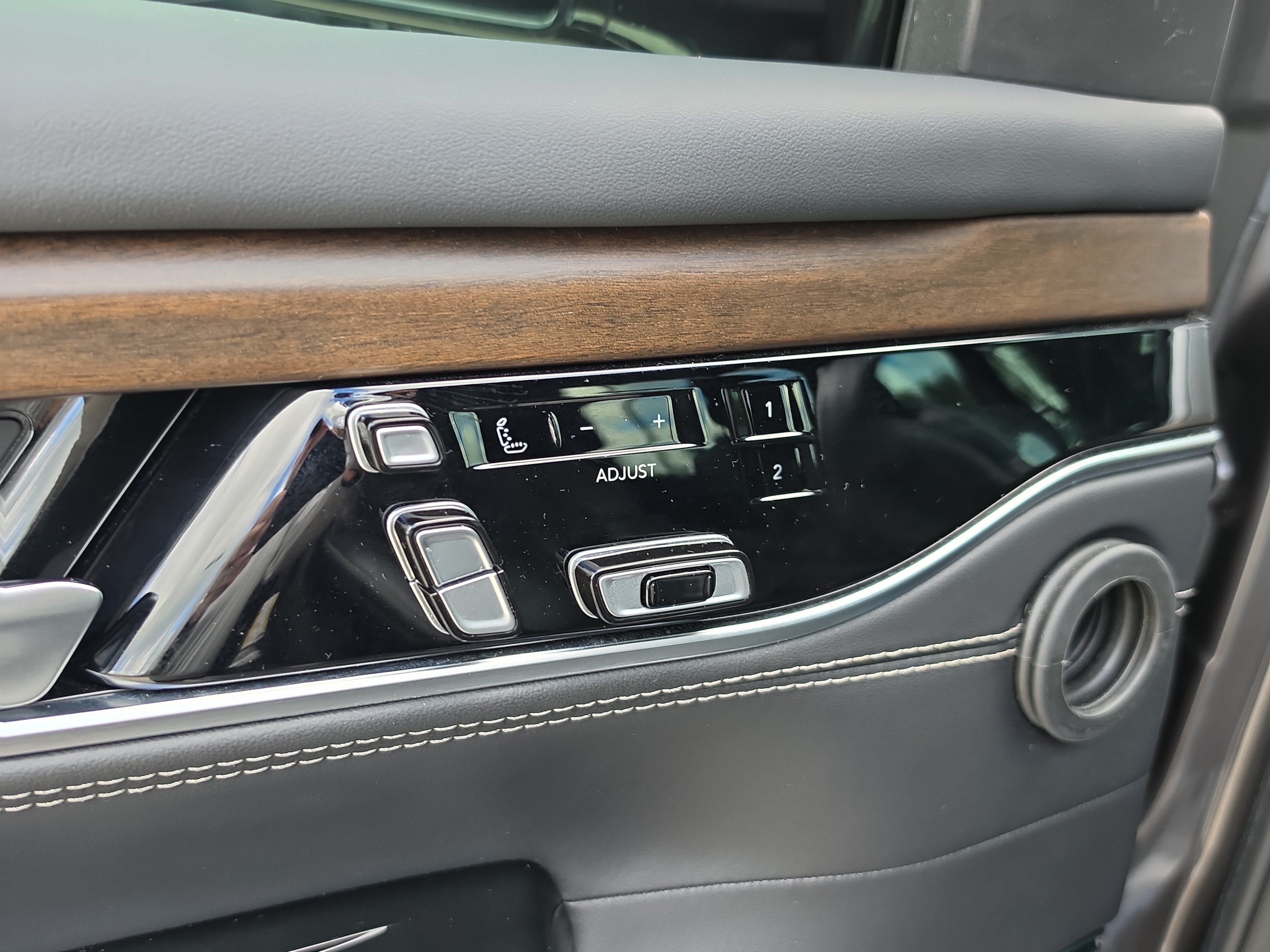 Used 2023 Jeep Grand Wagoneer Series II AWD/4WD image 22
