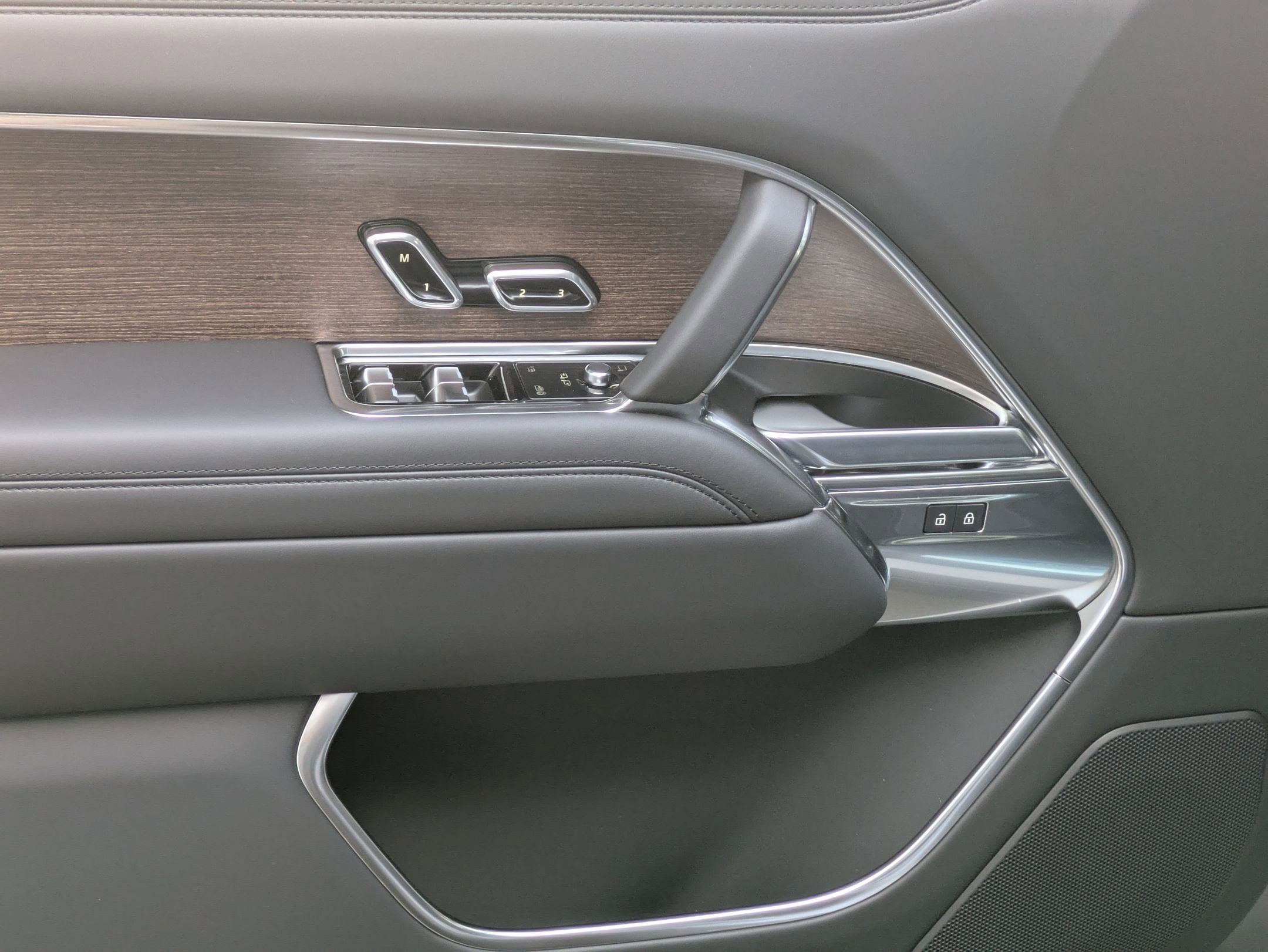 New 2025 Land Rover Range Rover Long Wheelbase SE image 13