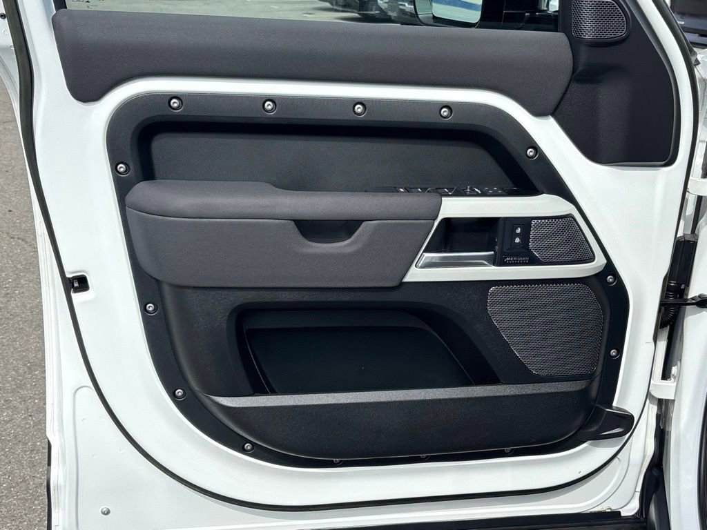 Used 2023 Land Rover Defender 110 SE image 17