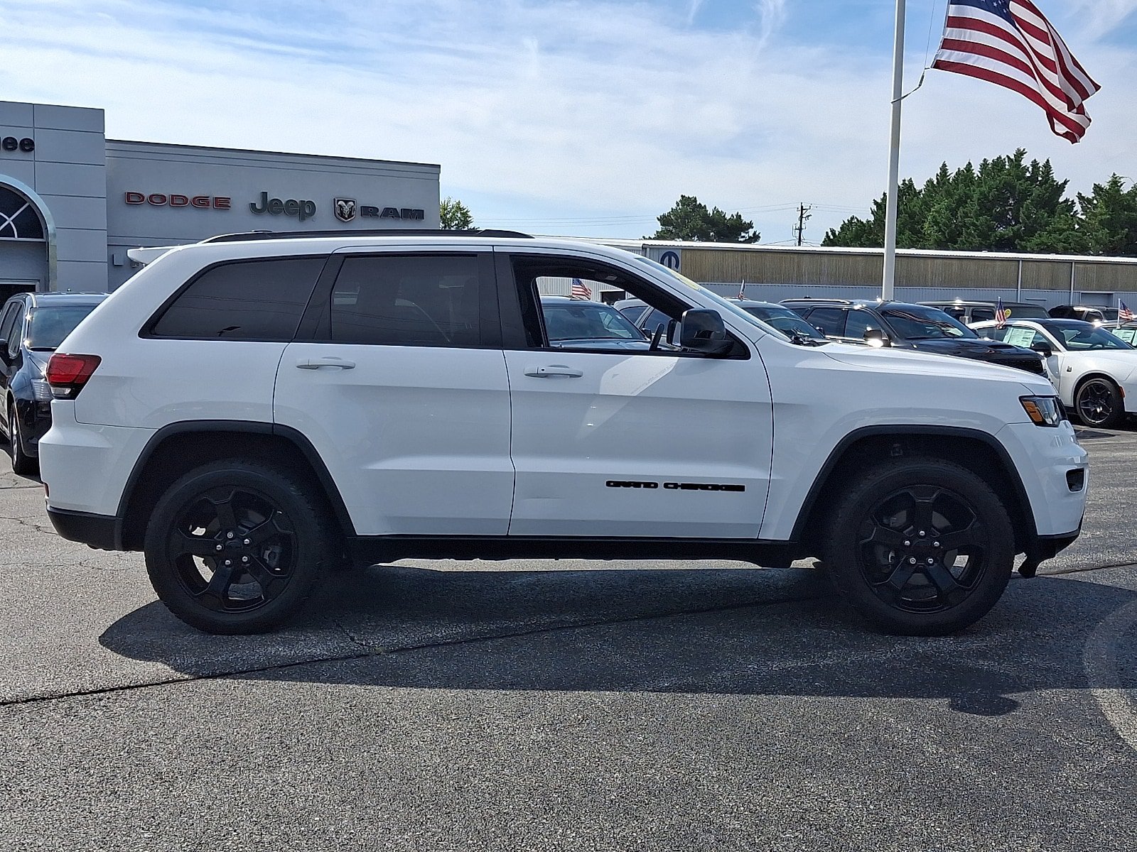 Used 2019 Jeep Grand Cherokee Laredo AWD/4WD image 7