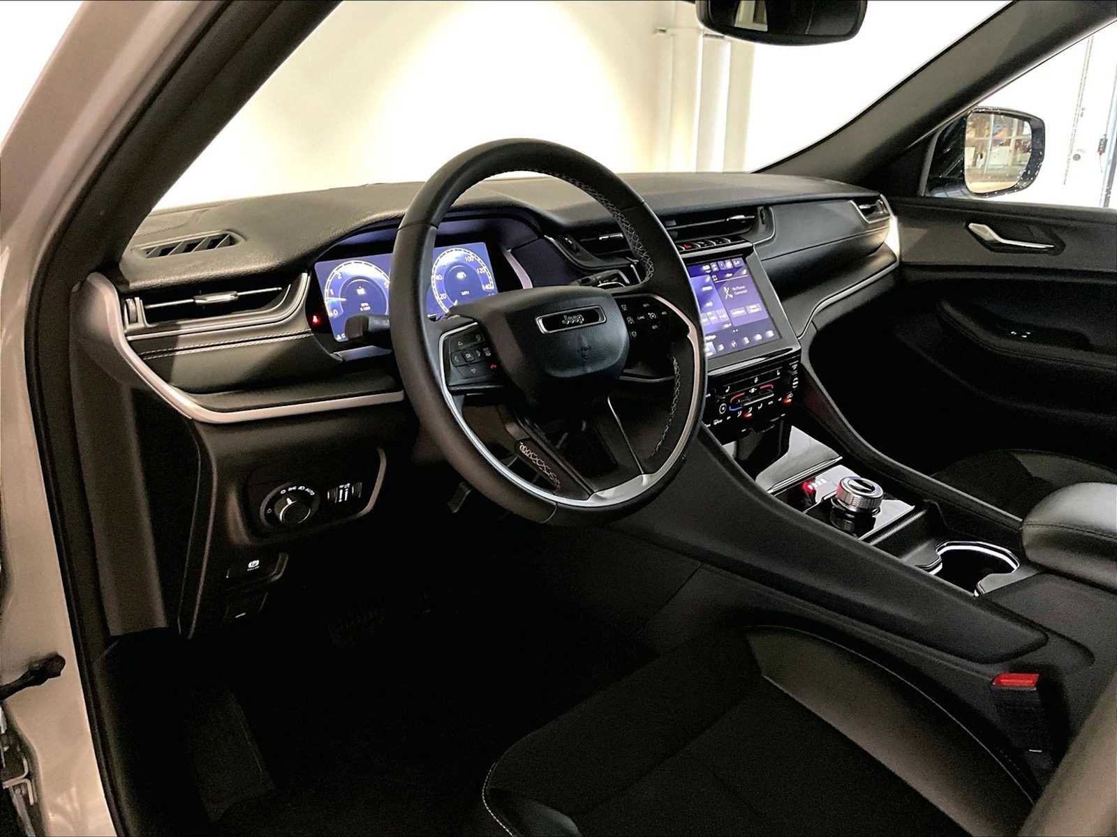 Used 2024 Jeep Grand Cherokee Altitude image 7