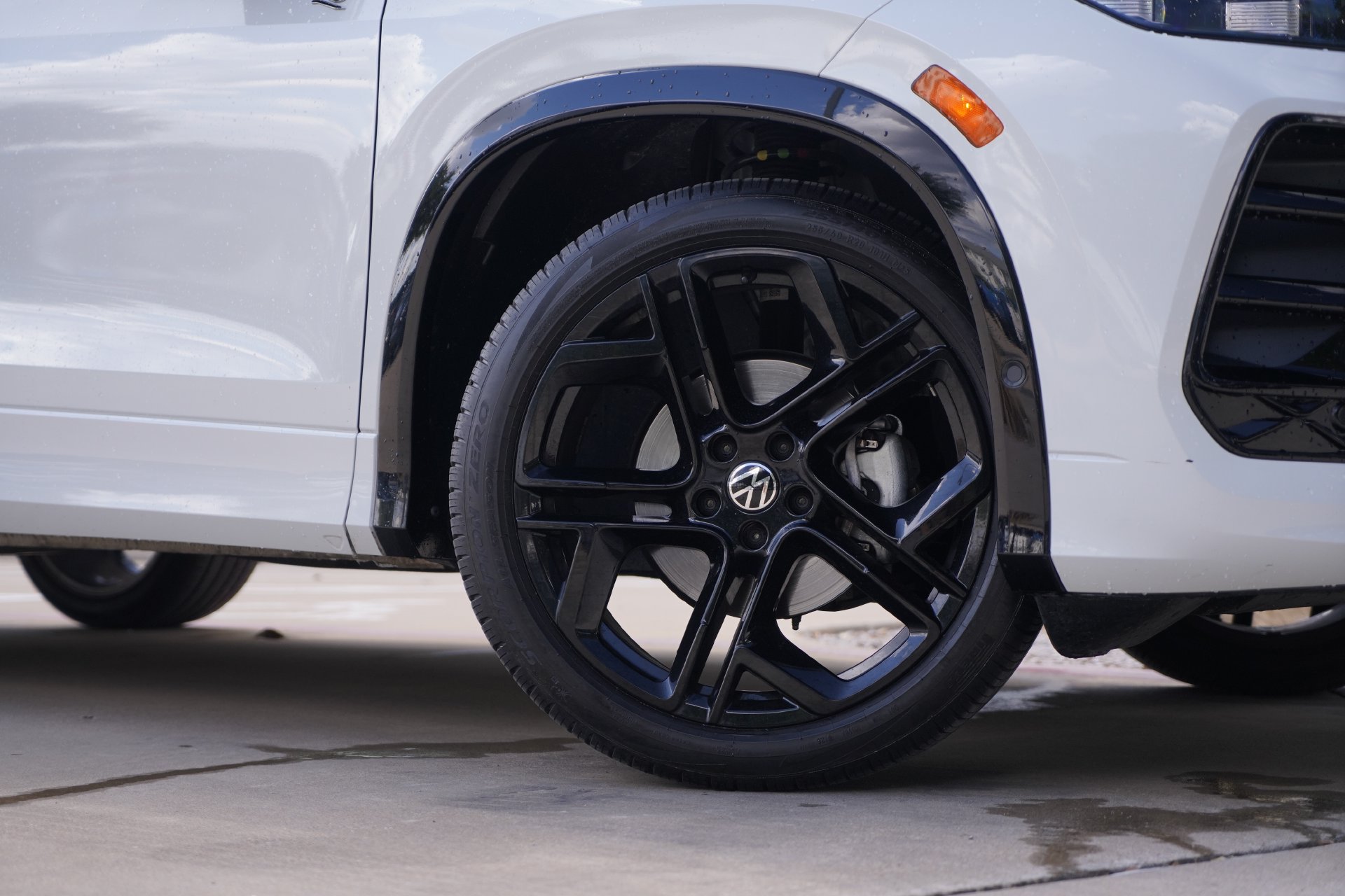 Certified 2026 Volkswagen Tiguan SE R-Line FWD image 3