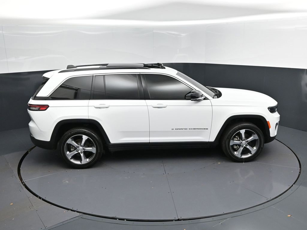 Used 2024 Jeep Grand Cherokee Limited w/ Luxury Tech Group II image 37